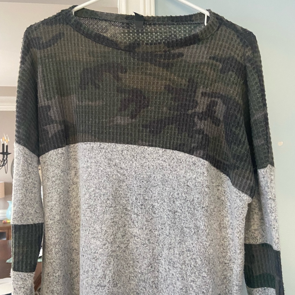 Alya ladies top. Size medium.
